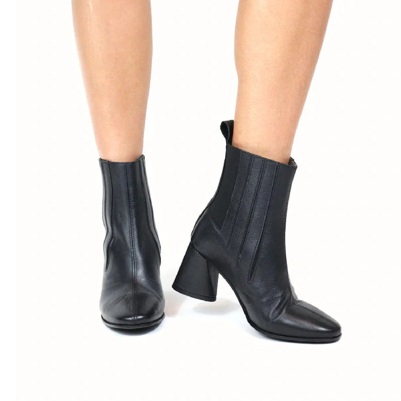 Trinity Shootie In Black